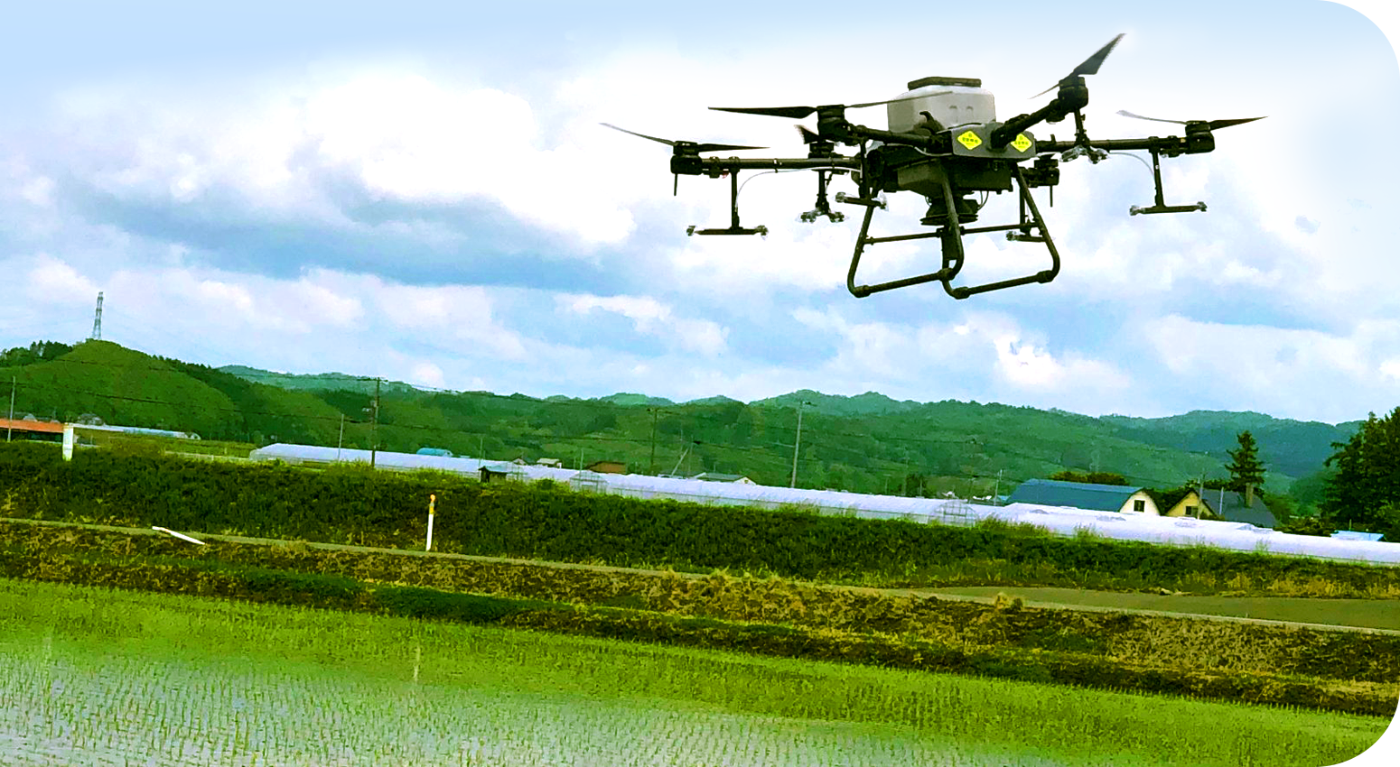 AGRICULTURE X DRONE 液剤も粒剤も対応。変形圃場も自動航行により早くて正確な散布が可能！